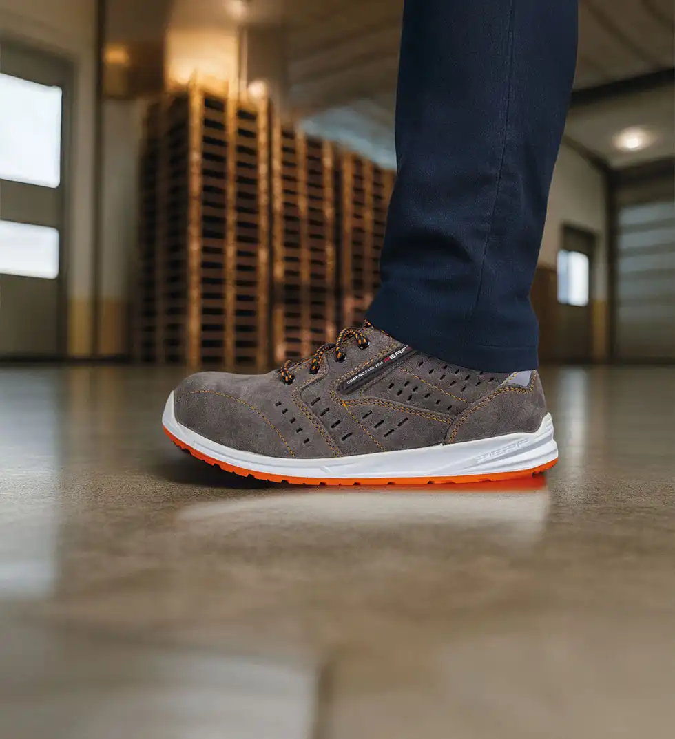 JAGUAR Scarpa antinfortunistica Bassa della linea Predator indossate  in ambiente di lavoro