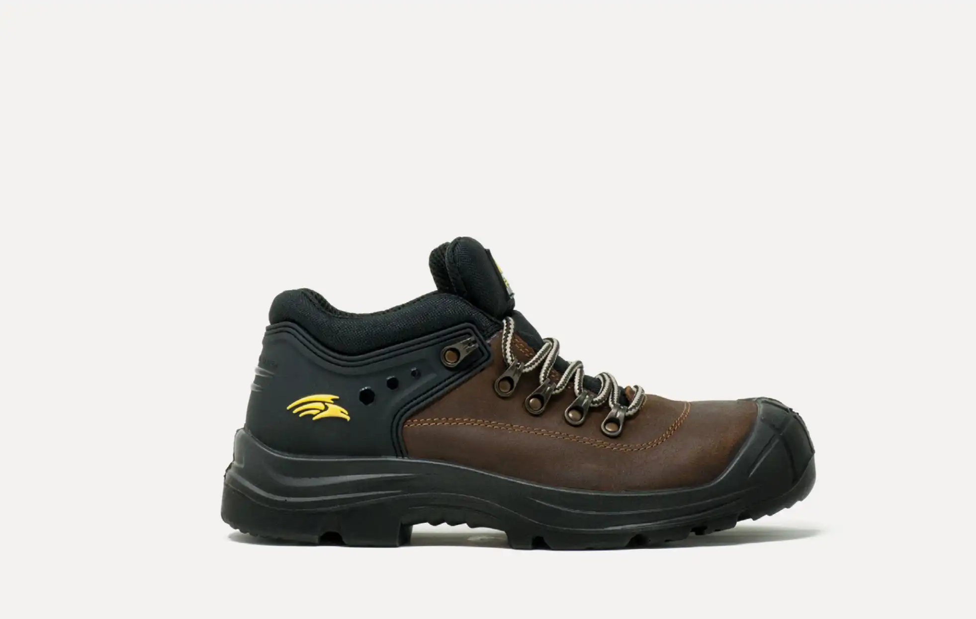 PB1C BROWN LOW Scarpa antinfortunistica Bassa marrone con logo giallo su sfondo bianco